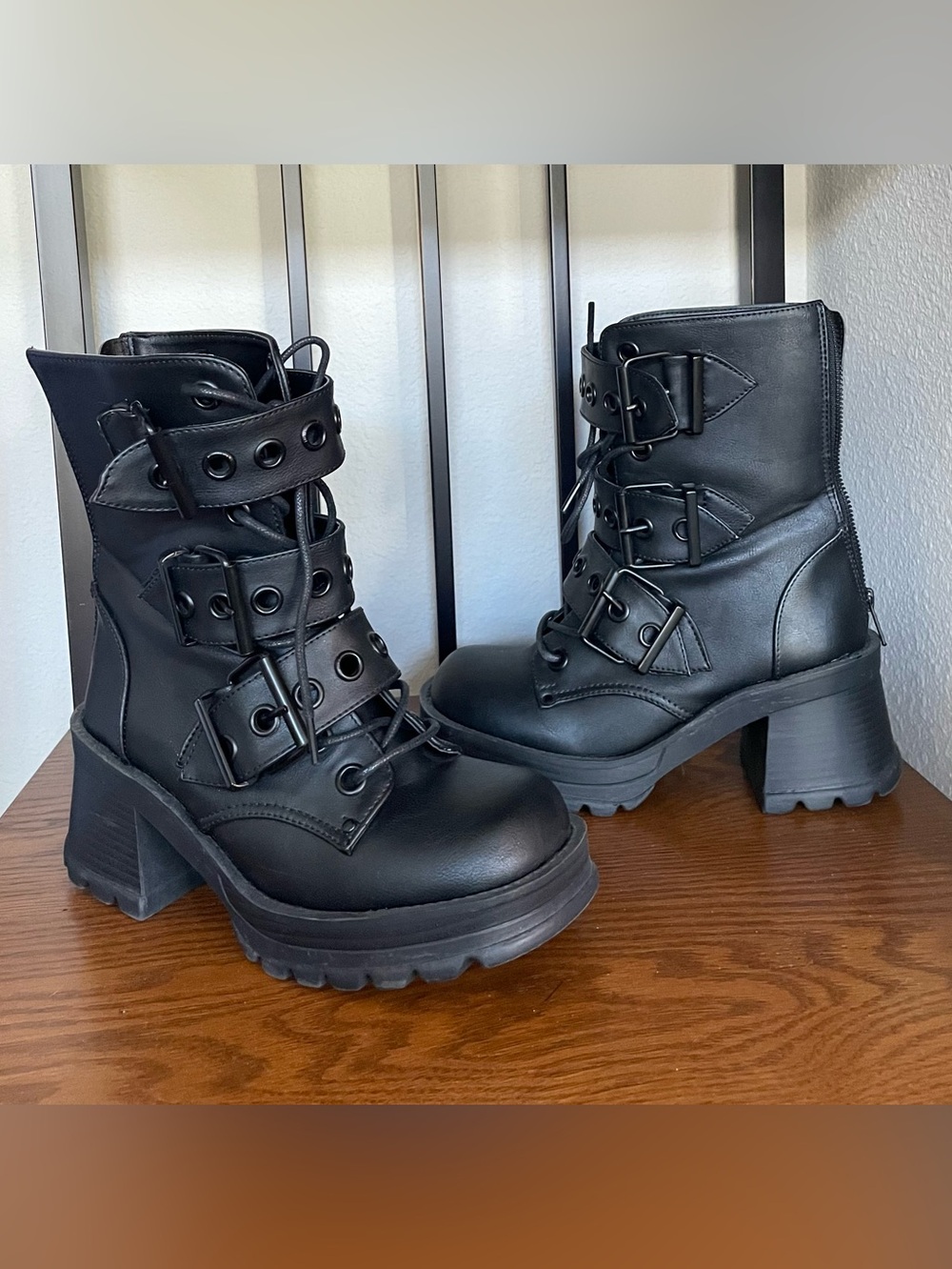 BRATTY 118 Women's Black Chunky Lug Combat Boots Sleek Platform Rear Zipper 8 - Picture 2 of 7